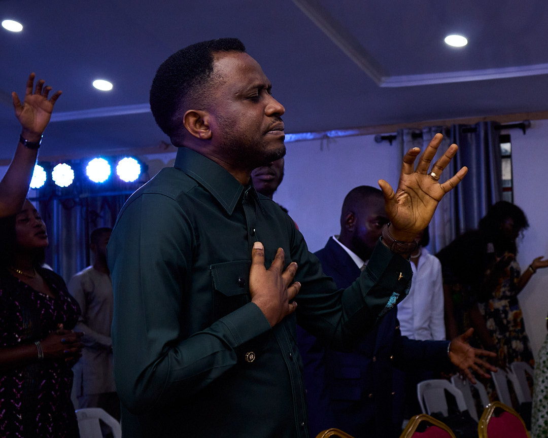 Pastor Ayo worshipping during the conference